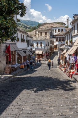 Cirokaster, Arnavutluk - 30 Mayıs 2018: Arnavutluk 'un güneyinde bir UNESCO Dünya Mirası sahası olan Cirokaster şehir merkezi. 