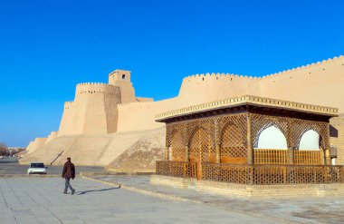KHIVA, UZBEKISTAN - 21 Mart 2012 'de Özbekistan' ın başkenti Khiva 'da kimliği belirsiz kişiler. Xorazm Eyaleti 'nde yaklaşık 50.000 kişilik bir şehir..