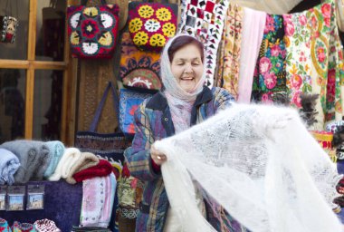 KHIVA, UZBEKISTAN - 21 Mart 2012 'de Özbekistan' ın başkenti Khiva 'da kimliği belirsiz kişiler mal satıyor. Xorazm Eyaleti 'nde yaklaşık 50.000 kişilik bir şehir..