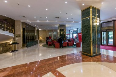 Bükreş, Romanya - 2 Mayıs 2017: Bükreş 'in Bükreş kenti Üniversite Meydanı yakınlarındaki kıtalararası otelin resepsiyonu ve aynı zamanda kentin de dönüm noktası..