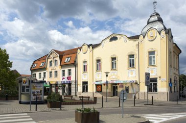 ESZTERGOM, HUNGARY - 31 Ağustos 2016: Budapeşte 'nin 46 kilometre kuzeybatısında, kuzey Macaristan' da bir şehir olan Esztergom 'un merkezi. 10. yüzyıldan 13. yüzyıla kadar Macaristan 'ın başkentiydi..