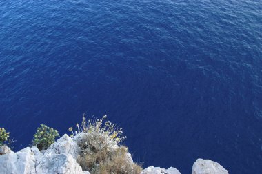 Güzel kayalık deniz kıyıları