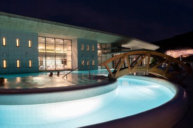 EGERSZALOK, HUNGARY - 17 Ağustos 2010: Egerszalok 'taki Saliris Resort ve Spa Sağlık Oteli Havuzu.