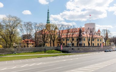 Riga, Letonya - 29 Nisan 2016: Letonya 'nın başkenti Riga' nın merkezindeki ortaçağ kalesi. Riga, Baltık devletlerinin en büyük şehri ve Letonya nüfusunun üçte birine ev sahipliği yapmaktadır. 