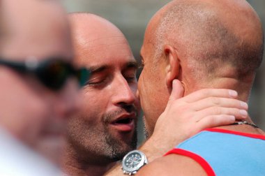 AMSTERDAM, NETHERLANDS - 8 Ağustos 2004 'te Amsterdam, Hollanda' da düzenlenen Amsterdam Gay Kanalı Onur Yürüyüşü 'ne kimliği belirsiz kişiler katıldı..                    