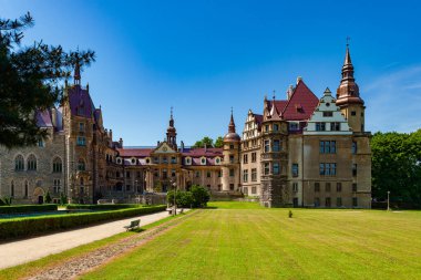 Moszna, Polonya - 11 Haziran 2010: Moszna, Silezya 'daki romantik şato.
