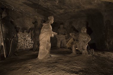 WIELICZKA, POLAND - 23 Ekim: Wieliczka tuz madeni (13. yüzyıl) dünyanın en eski tuz madenlerinden biridir. 9. katta 300 'den fazla koridor ve 300' den fazla odası var. 23 Ekim 2012, Wieliczka, Polonya.