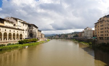 Sabah güneşinde Uffizi binalarından Arno nehir kenarı..