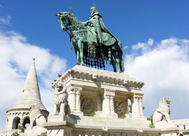 Avrupa 'da at üstünde insan heykeli