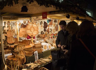 BUDAPEST, HUNGARY - 1 Aralık 2012 'de Macaristan' ın Budapeşte kentinde Vorosmarty Meydanı 'ndaki yıllık Noel Fuarı' nı kimliği belirsiz kişiler ziyaret etti. Fuar Orta Avrupa 'nın en büyük ikinci fuarı..