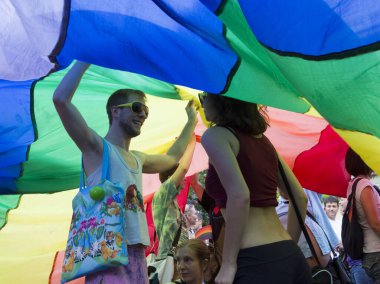 BUDAPEST, HUNGARY - 6 Temmuz 2013 'te Budapeşte, Macaristan' da LGBT (lezbiyen, gey, biseksüel ve transseksüel) haklarını desteklemek için düzenlenen Eşcinsel Onur Yürüyüşüne kimliği belirsiz kişiler katıldı..