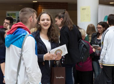 BUDAPEST, HUNGARY - 10 Ekim 2014: ELTE Üniversitesi 'nde kimliği belirsiz öğrenciler