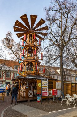 BERLİN, Almanya - 26 ARALIK 2014: Batı Berlin 'deki Charlottenburg şatosunun önündeki geleneksel Noel panayırı.