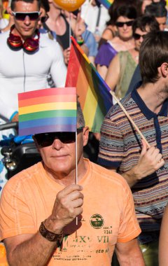 BUDAPEST, HUNGARY - Tanımlanamayan 11 Temmuz 20.00 'de yer aldı. Budapeşte Gay Onur Yürüyüşü 11 Temmuz 2015 tarihinde Budapeşte, Macaristan 'da LGBT (lezbiyen, gey, biseksüel ve transseksüel) haklarını desteklemek için düzenlendi.