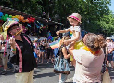 BUDAPEST, HUNGARY - Tanımlanamayan 11 Temmuz 20.00 'de yer aldı. Budapeşte Gay Onur Yürüyüşü 11 Temmuz 2015 tarihinde Budapeşte, Macaristan 'da LGBT (lezbiyen, gey, biseksüel ve transseksüel) haklarını desteklemek için düzenlendi.