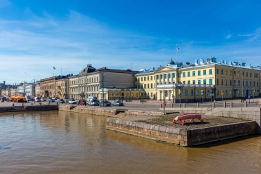 HELSINKI, FINLAND - 4 Mayıs 2016: Surlardan Başkanlık Sarayı manzarası. Helsinki Finlandiya 'nın başlıca siyasi, eğitim, mali, kültürel ve araştırma merkezidir.