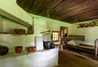 Sanok, Polonya - 9 Temmuz 2009: Sanok, Polonya yakınlarındaki Skanzen evi.