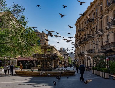Bakü, Azerbaycan - 7 Mayıs 2019: Nizami Caddesi, Bakü şehir merkezinde büyük bir yaya ve alışveriş caddesi. 