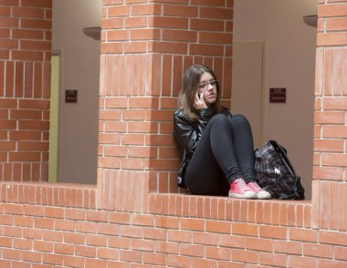 BUDAPEST, HUNGARY - 14 Mayıs 2013 tarihinde Budapeşte 'deki Lagymanyos Kampüsü' nde kimliği belirsiz öğrenciler. Eotvos Lorand Üniversitesi (ELTE) Macaristan 'ın en büyük ve en eski üniversitesidir..