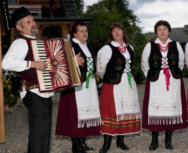 Beskides Lengyelország Július Hagyományosan Öltözött Folklórcsoport Debütál Egy Agroturisztikai Központban — Stock Fotó