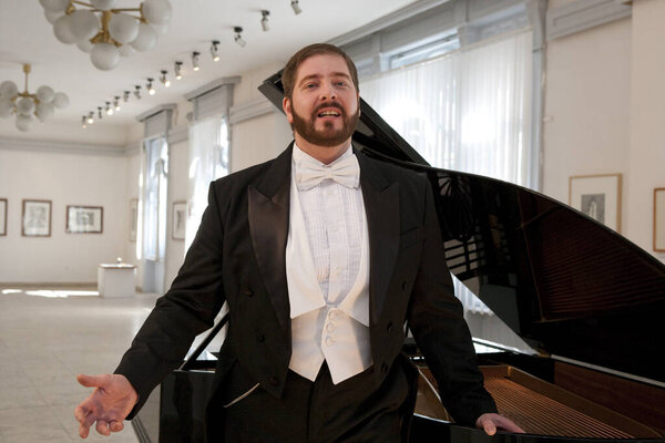 БУДАПЕСТ, ХАНГАРИЯ - 07 МАЯ: 7 мая 2009 года на сцене Венгерского музея Будафока в Будапеште Андраш Барлай исполнил венгерскую оперу и белканто.