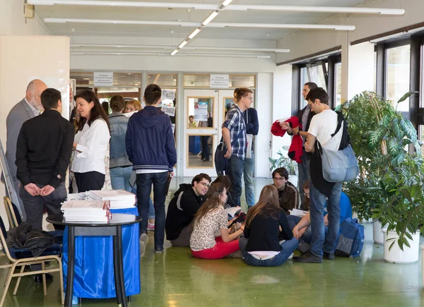 BUDAPEST, HUNGARY - 10 Ekim 2014: ELTE Üniversitesi 'nde kimliği belirsiz öğrenciler