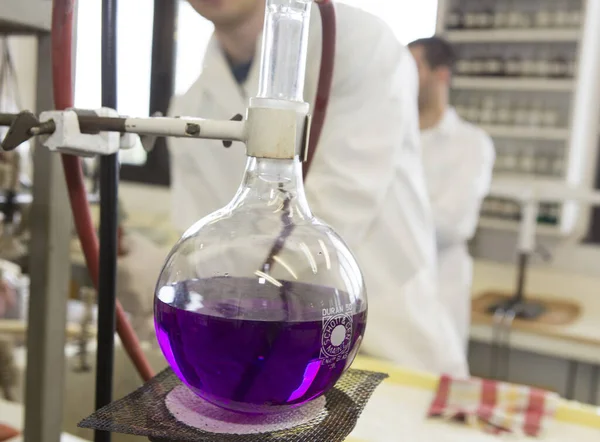 Cientistas Uniformizados Trabalhando Laboratório — Fotografia de Stock