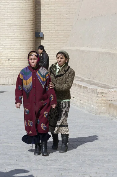 Khiva Uzbekistan Maart Traditioneel Troebele Vrouwen Poseren Voor Toerist Maart — Stockfoto