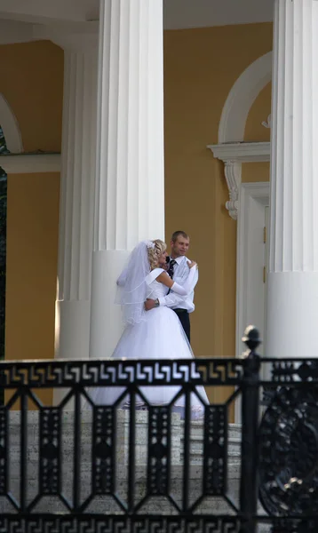新婚夫妇在历史建筑前摆姿势 — 图库照片