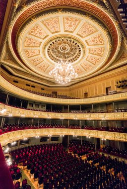 Riga, Letonya - 30 Nisan 2016: Letonya Ulusal Opera Binası Riga, Letonya. Ulusal Opera Binası 1863 yılında St. Petersburg mimarı Ludwig Bohnstedt tarafından inşa edilmiştir..