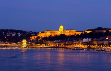 Kraliyet Sarayı ve Budapeşte 'deki Zincir Köprüsü.