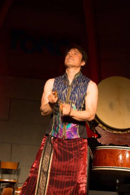 Kimliği belirsiz insanlar Japon tarzında tiyatro sahnelerinde oynuyorlar.