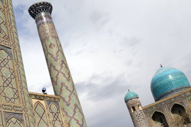 SAMARQUAND, UZBEKISTAN - 23 Mart 2012 tarihinde Özbekistan 'ın Samarquand kentindeki Registan Meydanı binası. Antik şehir UNESCO Dünya Mirası 'nın bir parçası. 