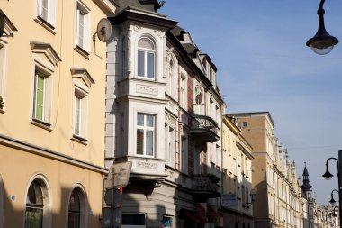 Opole, Polonya - 12 Haziran 2010: Opole şehir merkezinde sokak.
