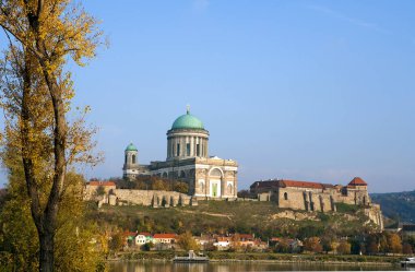 Macaristan 'ın Tuna Nehri' nden Esztergom Bazilikası