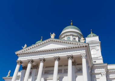 HELSINKI / FINLAND - 4 Mayıs 2016: Beyaz Helsinki Katedrali önündeki insanlar, Protestan Lüteryen Kilisesi. Kilise ilk olarak 1830-1852 yılları arasında inşa edildi..