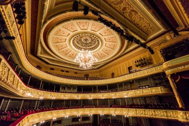 Riga, Letonya - 30 Nisan 2016: Letonya Ulusal Opera Binası Riga, Letonya. Ulusal Opera Binası 1863 yılında St. Petersburg mimarı Ludwig Bohnstedt tarafından inşa edilmiştir..