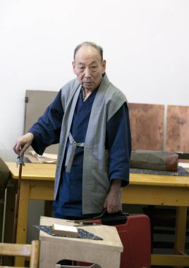 BUDAPEST, HUNGARY - 12 EKİM: Isamu Adachi, 12 Ekim 2010 'da Macaristan' ın Budapeşte kentinde Güzel Sanatlar Üniversitesi 'nde Japon ressam dersleri verdi..