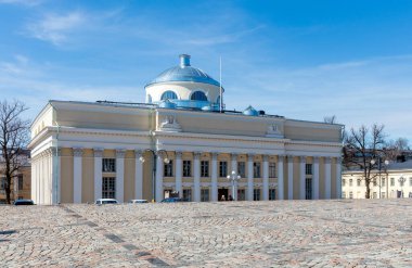 HELSINKI, FINLAND - 4 Mayıs 2016: Helsinki 'deki lutheran katedrali yakınlarında Senato Binası. Helsinki Finlandiya 'nın başlıca siyasi, eğitim, mali, kültürel ve araştırma merkezidir.