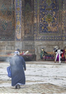 SAMARQUAND, UZBEKISTAN - 23 Mart 2012 tarihinde Özbekistan 'ın Samarquand kentindeki Registan Meydanı binası. Antik şehir UNESCO Dünya Mirası 'nın bir parçası. 