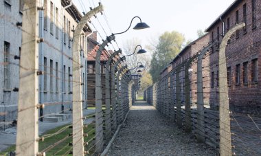 OSWIECIM, POLAND - 22 Ekim 2012 'de Polonya' nın Oswiecim kentinde eski bir Nazi imha kampı olan Auschwitz Kampı 'nda dikenli teller. Avrupa 'daki en büyük Nazi toplama kampıydı.