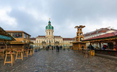 BERLİN, GERMANY - 26 ARALIK 2014: Batı Berlin 'deki Avrupa Merkezi yakınlarındaki geleneksel Noel Fuarı.   
