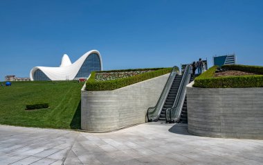 Bakü, Azerbaycan - 6 Mayıs 2019: Bakü 'deki Heydar Aliyev Kültür Merkezi. Kültür merkezi, mimar Zaha Hadid tarafından inşa edildi..