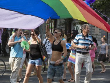 BUDAPEST, HUNGARY - 6 Temmuz 2013 'te Budapeşte, Macaristan' da LGBT (lezbiyen, gey, biseksüel ve transseksüel) haklarını desteklemek için düzenlenen Eşcinsel Onur Yürüyüşüne kimliği belirsiz kişiler katıldı..