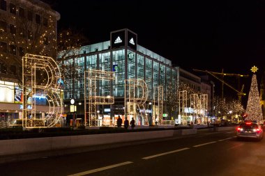 BERLİN, GERMANY - 26 ARALIK 2014: Batı Berlin 'de noel süslemeleri olan Kurtsfurster Caddesi.