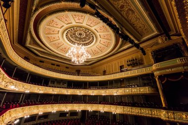 Riga, Letonya - 30 Nisan 2016: Letonya Ulusal Opera Binası Riga, Letonya. Ulusal Opera Binası 1863 yılında St. Petersburg mimarı Ludwig Bohnstedt tarafından inşa edilmiştir..