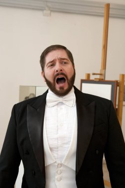 BUDAPEST, HUNGARY - 7 Mayıs 2009 tarihinde Budapeşte 'de Budafok Macaristan Müzesi' nde şarkı söyleyen Andras Barlay Macar opera ve belcanto şarkıcısı