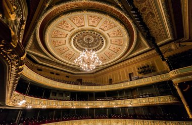 Riga, Letonya - 30 Nisan 2016: Letonya Ulusal Opera Binası Riga, Letonya. Ulusal Opera Binası 1863 yılında St. Petersburg mimarı Ludwig Bohnstedt tarafından inşa edilmiştir..