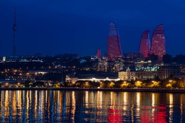 baku, Azerbaycan - 7 Mayıs 2019: Alev Kulelerindeki renkli ışıklar, gece baküsünün sembolü.