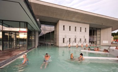 EGERSZALOK, HUNGARY - 17 Ağustos 2010: Egerszalok 'taki Saliris Resort ve Spa Sağlık Oteli Havuzu.